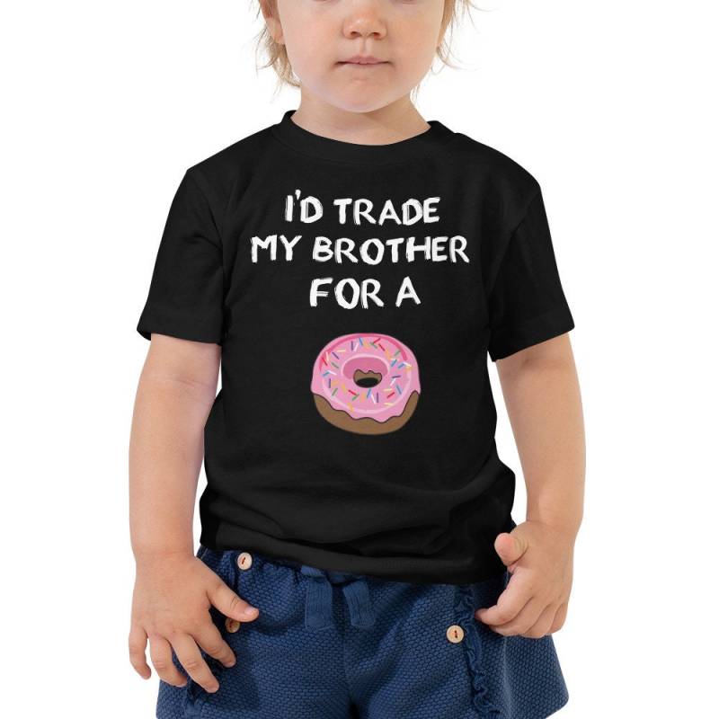 I'd Trade My Brother For A Donut T-Shirt - Lustiges Geschwister Witz Kleinkind Unisex Kurzärmeliges T-Shirt I'd Trade My Brother For A Donut T-Shirt - Lustiges Geschwister Witz Kleinkind Unisex Kurzärmeliges T-Shirt von LovedOnesGifts