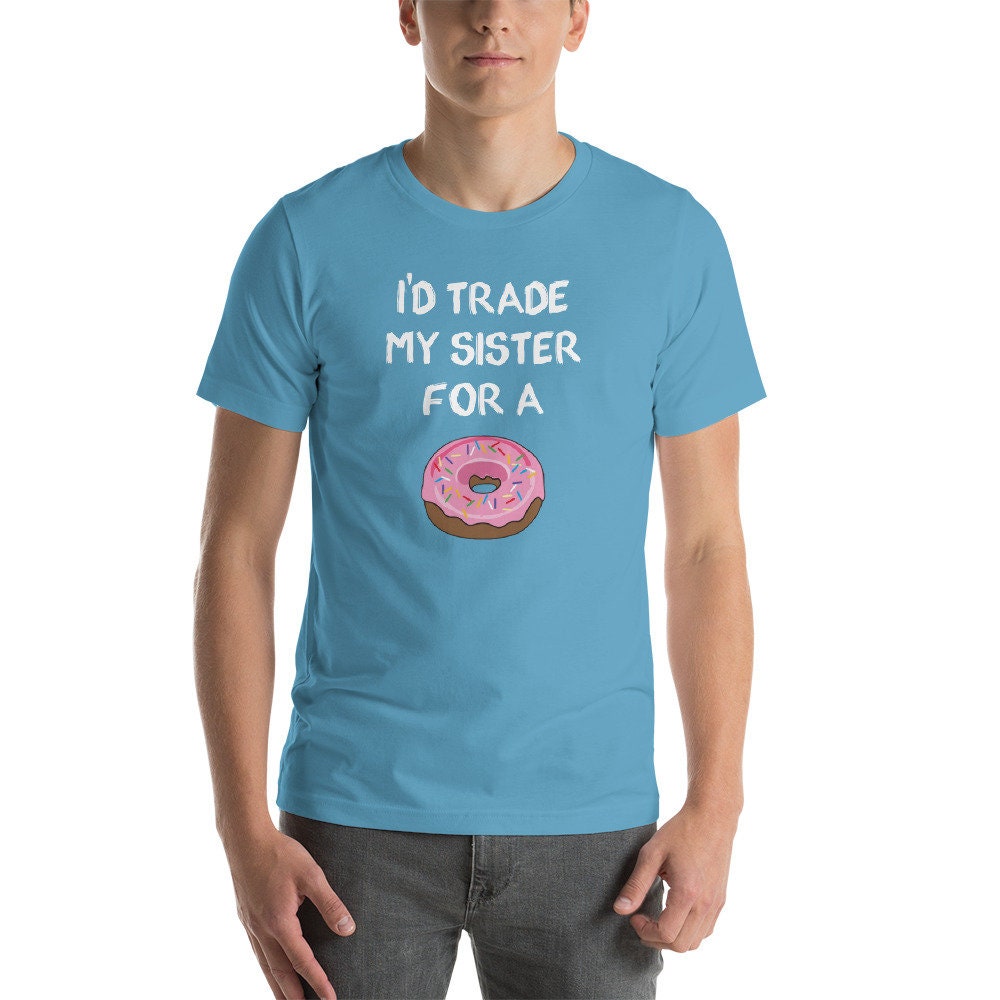 I'd Trade My Sister For A Donut T-Shirt - Lustiges Geschwister Scherz Unisex T-Shirt I'd Trade My Sister For A Donut T-Shirt - Lustiges Geschwister Scherz Unisex T-Shirt von LovedOnesGifts