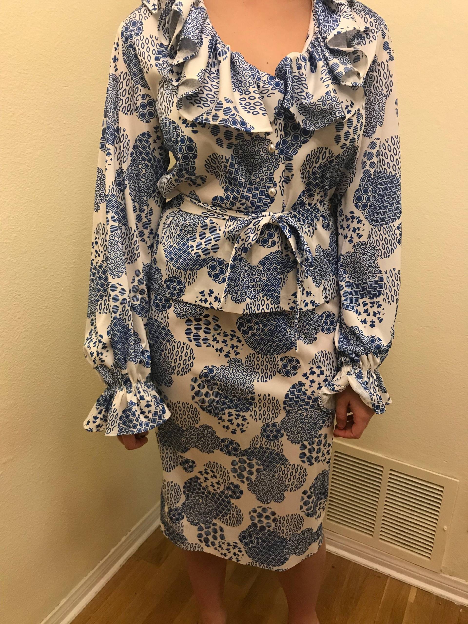 Vintage 1970Er Jahre Polyester Kostüm Mit Blau & Weißem Print Vintage 1970Er Jahre Polyester Kostüm Mit Blau & Weißem Print von LovedandUsedVintage