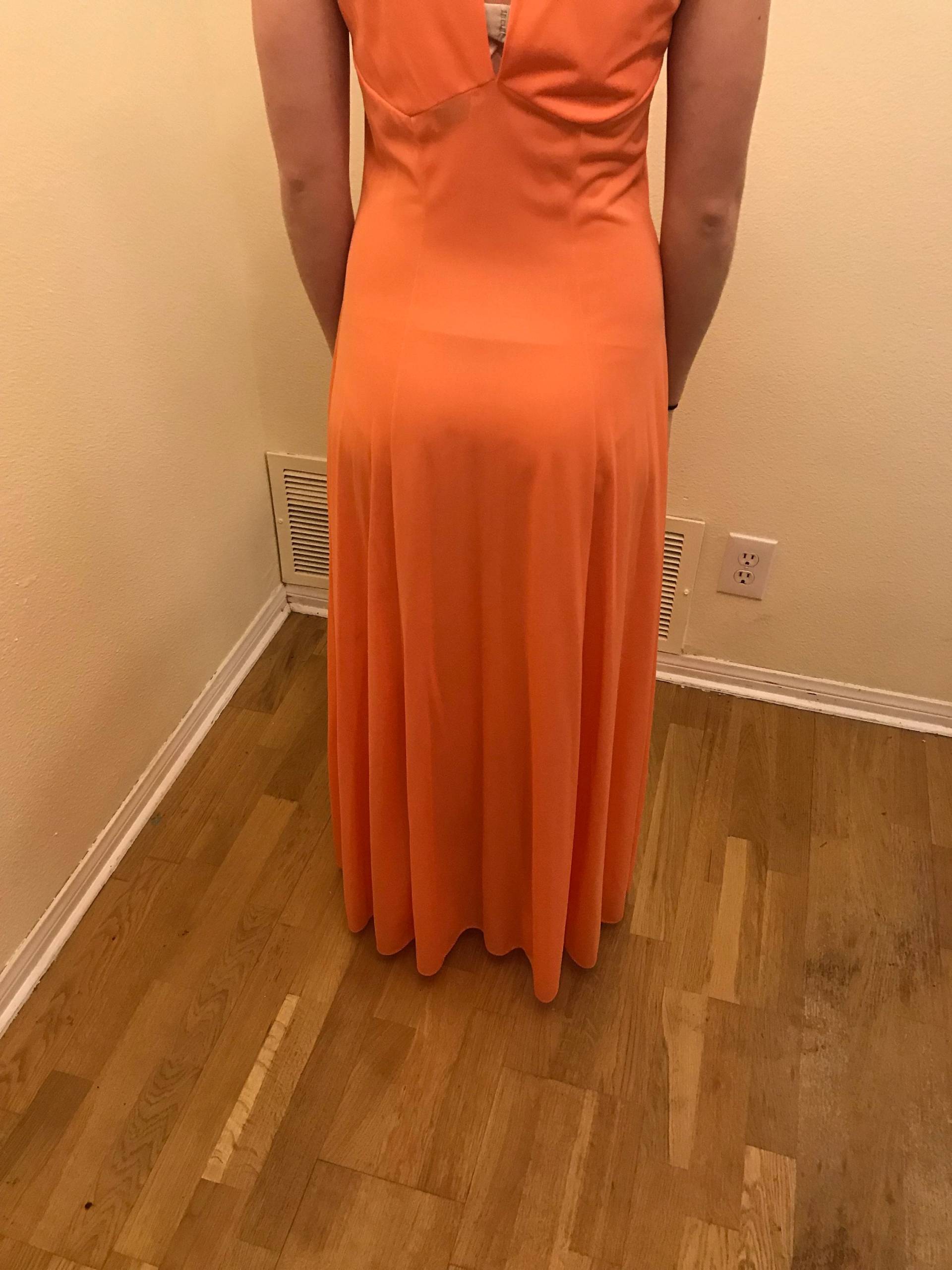 Vintage 70Er Jahre Orangefarbenes Kleid Mit Peek-A-Boo Rückenausschnitt Vintage 70Er Jahre Orangefarbenes Kleid Mit Peek-A-Boo Rückenausschnitt von LovedandUsedVintage