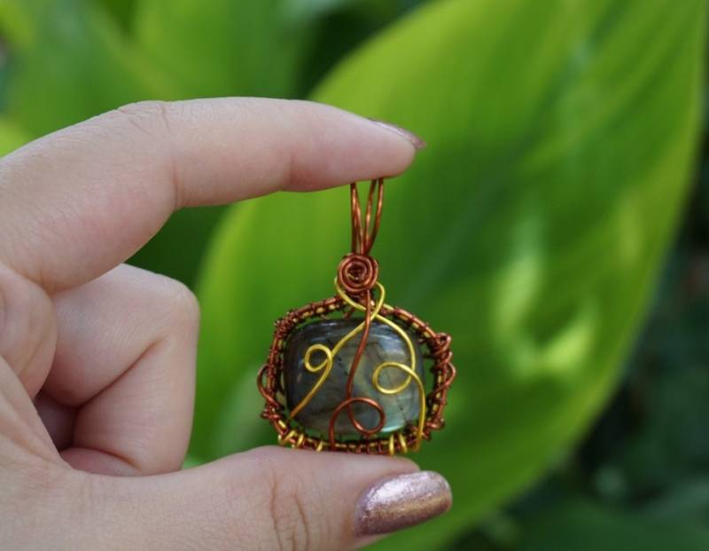 Bronze Und Gold Draht Gewickelt Laboradite Anhänger Bronze Und Gold Draht Gewickelt Laboradite Anhänger von LovedbyBrifrancole