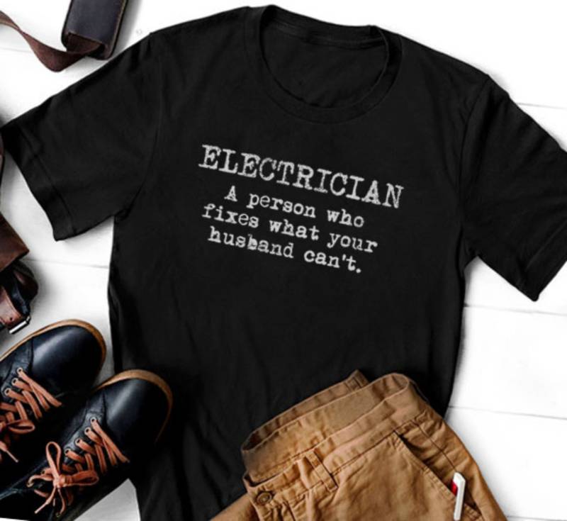 Elektriker Eine Person, Die Repariert, Was Ihr Mann Nicht Kann, Lustiges T-Shirt Geschenk, Kurzarm Unisex von LoveelyShop
