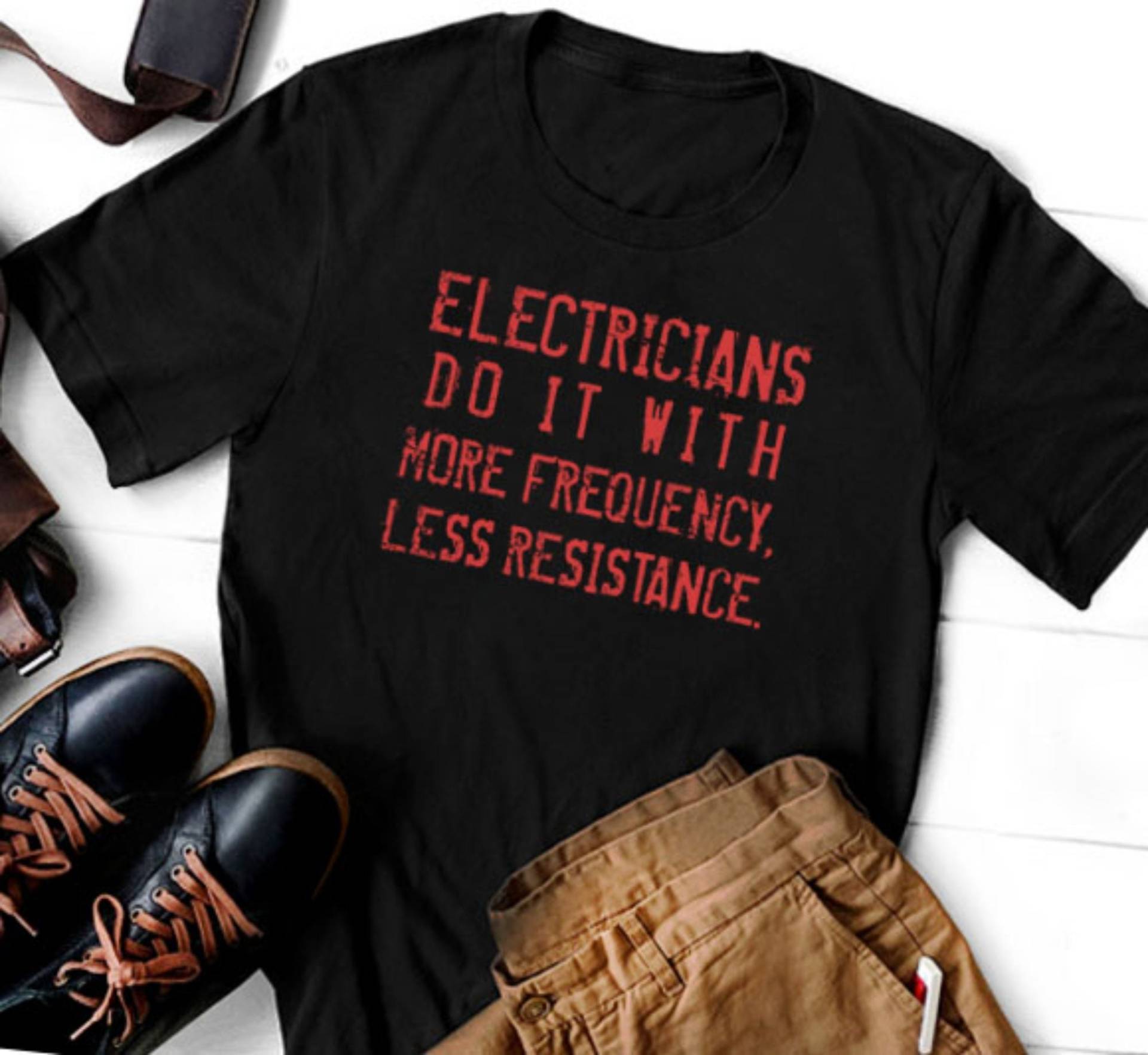 Elektriker Tun Es Mit Mehr Frequenz T-Shirt - Lustiges T-Shirt, Elektro Humor Shirt, Geschenk, Unisex von LoveelyShop