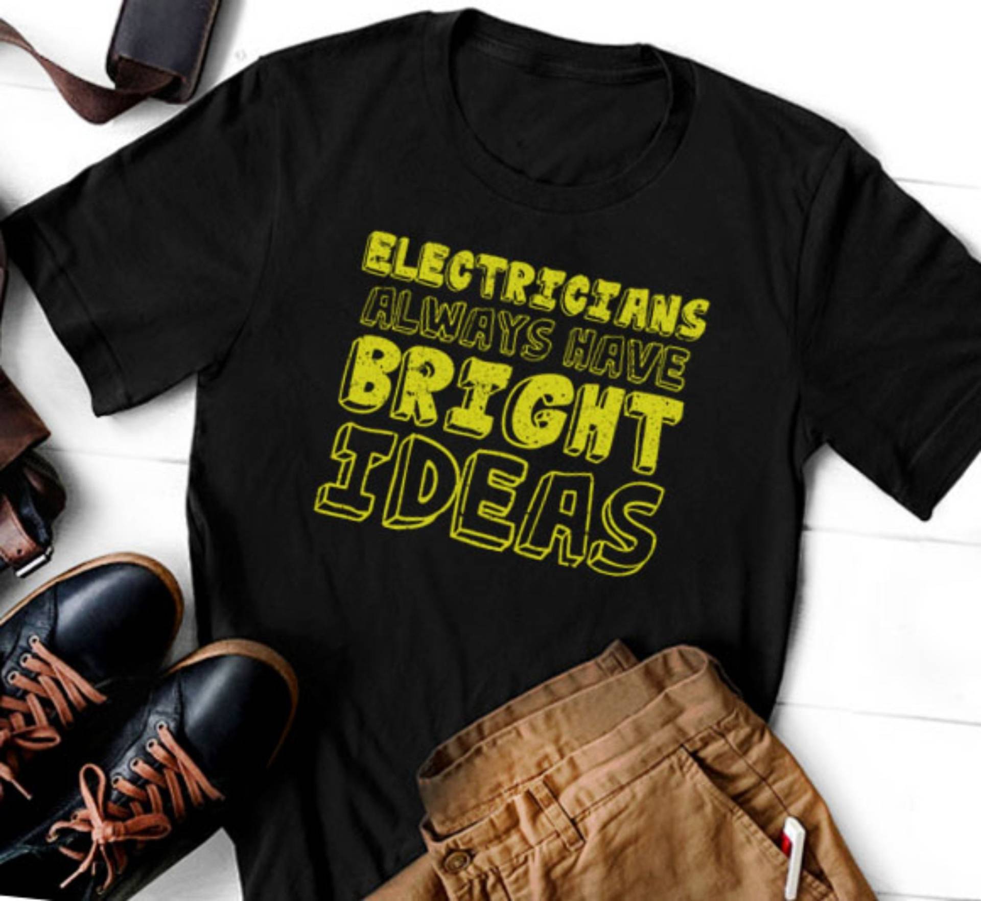 Lustiges Elektriker T-Shirt - "Electricians Immer Have Bright Ideen' Einzigartiges Geschenk Für Handwerker, Humor Arbeitskleidung T-Shirt, Unisex von LoveelyShop