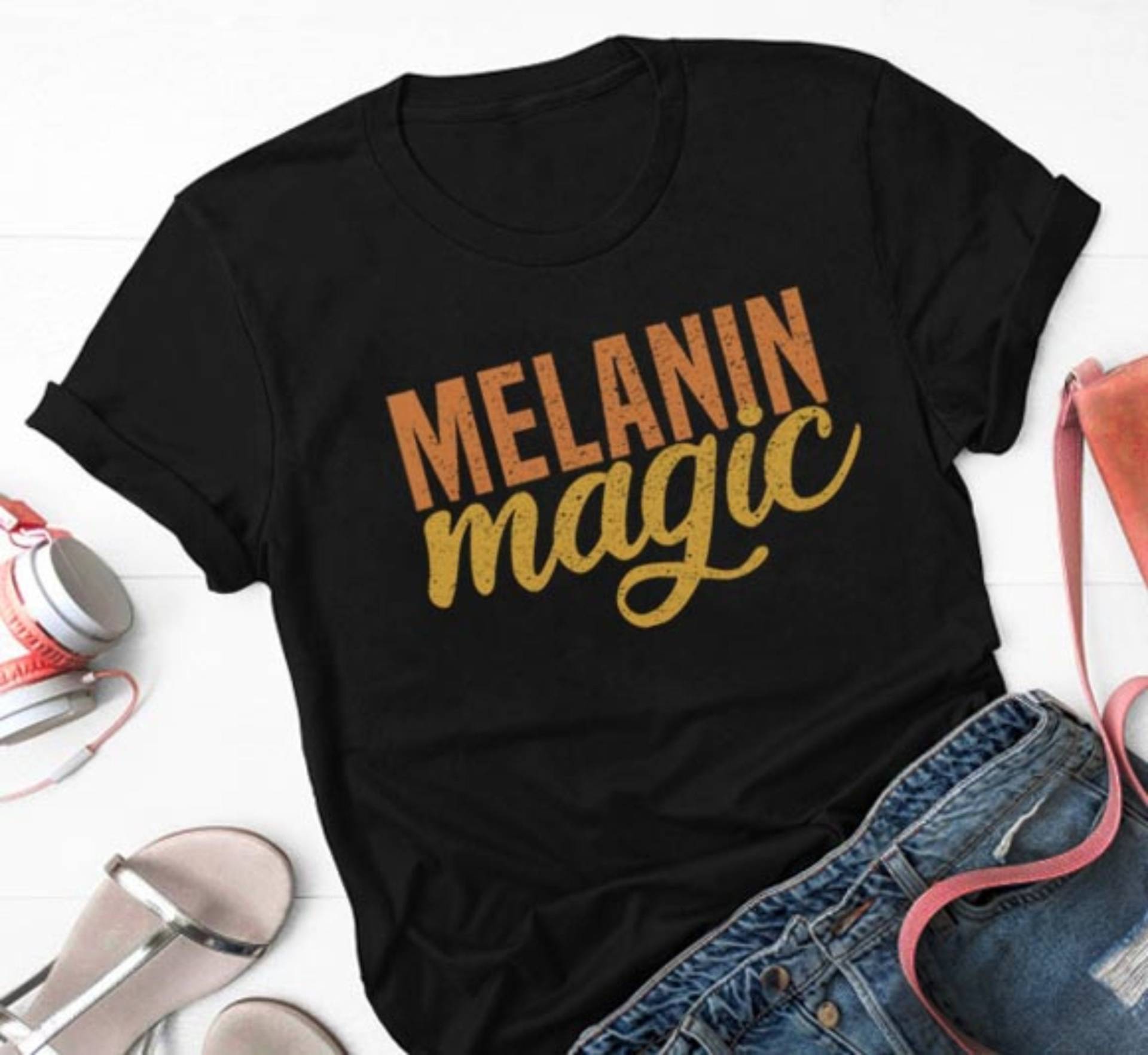 Melanin Magie T-Shirt - Schwarze Mädchen Magie, Ermächtigung T-Shirt, Afrocentric Shirt, Königin Kurzarm Unisex Hoodie von LoveelyShop