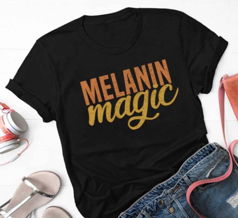 Melanin Magie T-Shirt - Schwarze Mädchen Magie, Ermächtigung T-Shirt, Afrocentric Shirt, Königin Kurzarm Unisex Hoodie von LoveelyShop