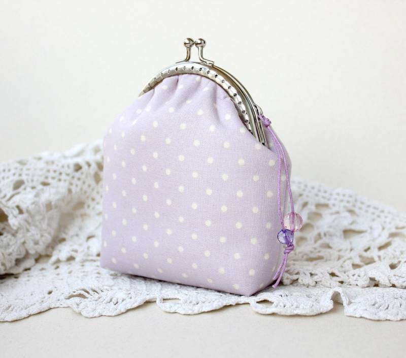 Portemonnaie Lilac Polka Dot Handgemachtes Täschchen Mit Rahmen Portemonnaie Lilac Polka Dot Handgemachtes Täschchen Mit Rahmen von LovekaHandmade