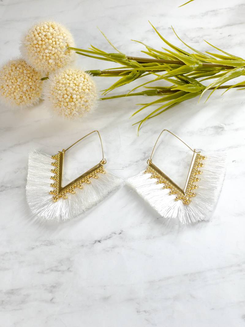 Weiße Lange Quasten - V Form Ohrringe Weiße Leichte Dressy Statement Geburtstagsgeschenk von LovelaceDesignShop