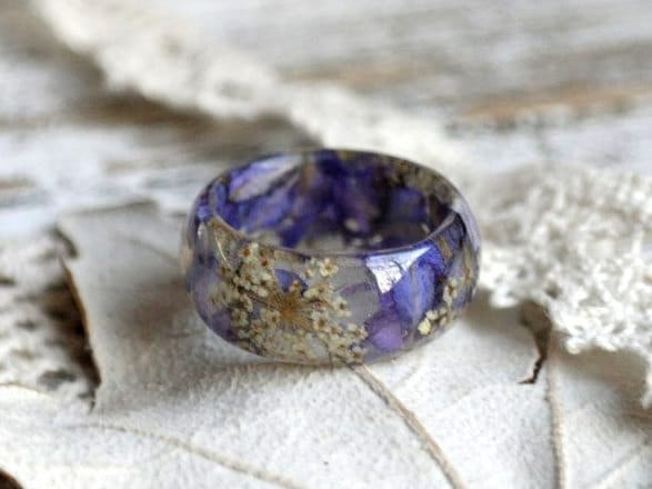 Echte Blumen-Harz-Ring, Natur Inspiriert Terrarium Schmuck, Queen Anne Es Lace Blumenring Aus Gießharz, Delfinium Blaue Blütenblätter, Männer Echte Blumen-Harz-Ring, Natur Inspiriert Terrarium Schmuck, Queen Anne Es Lace Blumenring Aus Gießharz, Delfinium Blaue Blütenblätter, Männer von LovelinessNature