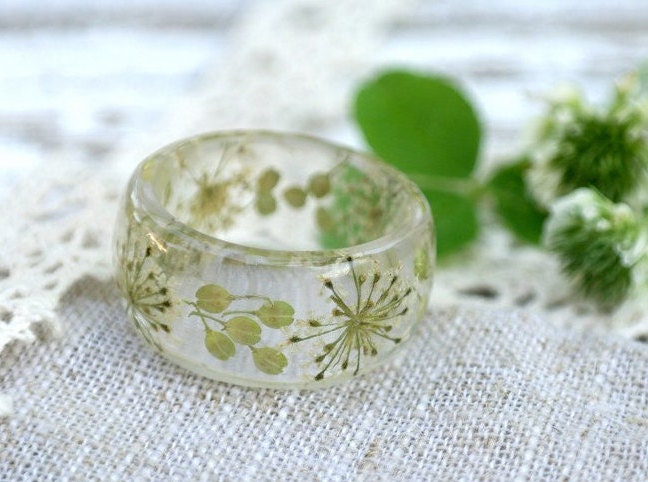 Queen Anne Es Lace Blumenring, Harz Terrarium Schmuck, Engagement Breitband, Geschenk Der Natur-Liebhaber, Kunstharz-Ring, Weiß Gedrückt Echten Blume Queen Anne Es Lace Blumenring, Harz Terrarium Schmuck, Engagement Breitband, Geschenk Der Natur-Liebhaber, Kunstharz-Ring, Weiß Gedrückt Echten Blume von LovelinessNature