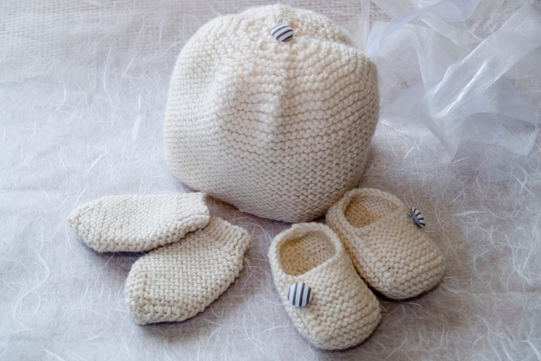 New Born Set - Mütze, Fäustlinge Und Hausschuhe New Born Set - Mütze, Fäustlinge Und Hausschuhe von LovellsKnits