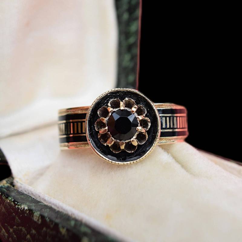 Antique Victorian 14 Ct Gold Mourning Ring With Black Enamel & Garnet Made Around 1860 von LovelyAntiqueStore