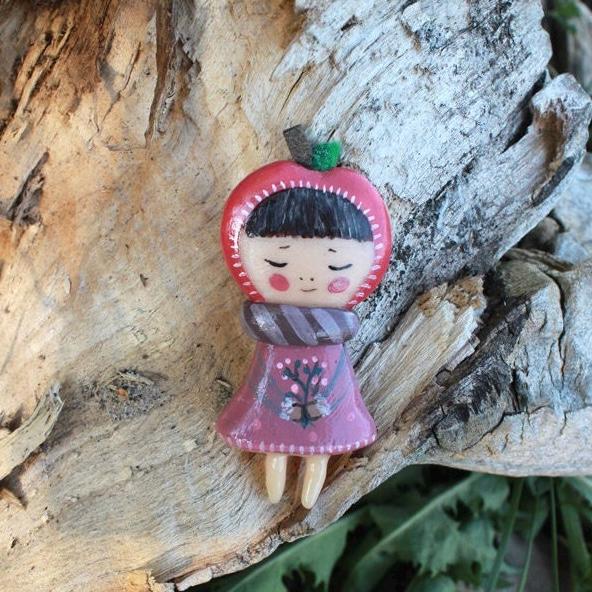 Apfel Mädchen Brosche - Sommer Ton Rot Geschenk Für Ihr Baby - Obst Helle Schöne Anstecknadel Handbemalt - Miniatur Spielzeug Polymer Handgemacht von LovelyIgloo