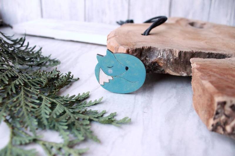 Hölzerne Arktis Blau Fuchs Brosche Geschenk Für Sie-Holz Schmuck Mädchen Frau Sleeping Netten Totem Grau Weiß Tier Wald Weißer Wolf Pin Kinder Hölzerne Arktis Blau Fuchs Brosche Geschenk Für Sie-Holz Schmuck Mädchen Frau Sleeping Netten Totem Grau Weiß Tier Wald Weißer Wolf Pin Kinder von LovelyIgloo