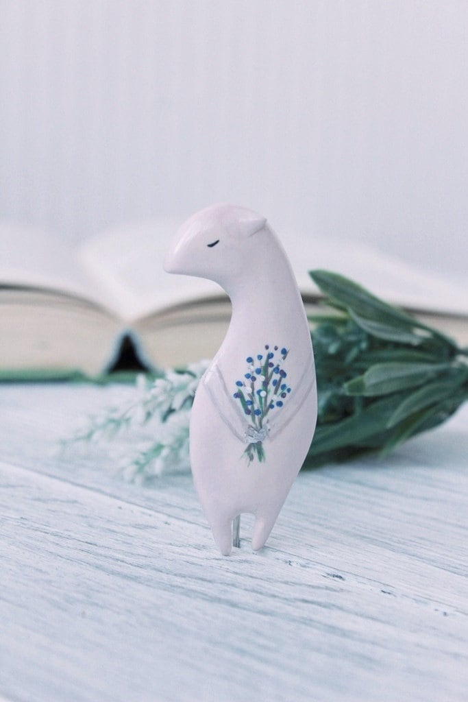 Weihnachtsgeschenk Eisbär Brosche Blaubeeren Arktis Tier Schmuck Polymer Pin Cute Xmas Inspitational Fantasy von LovelyIgloo