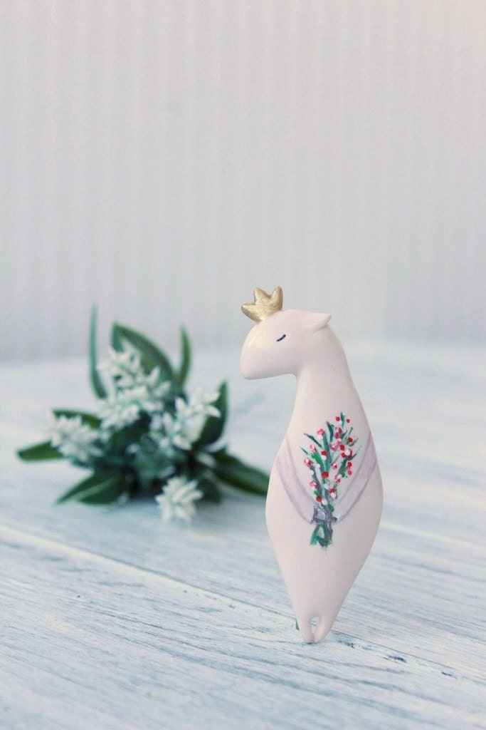 Weihnachtsgeschenk Für Sie Eisbär Brosche Krone Rosa Beeren Arktis Schmuck Polymer Pin Niedlich Tier Inspitational Fantasy von LovelyIgloo