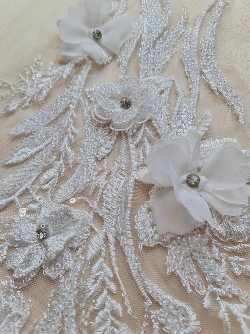 Ll - A1001, 1 Stk. Spitzenstoff Applikation in Weiss Mit 3D Chiffon Blumen, Perlen Und Transparenten Pailletten Für Brautmode Oder Kommunionkleid Ll - A1001, 1 Stk. Spitzenstoff Applikation in Weiss Mit 3D Chiffon Blumen, Perlen Und Transparenten Pailletten Für Brautmode Oder Kommunionkleid von LovelyLaceCouture