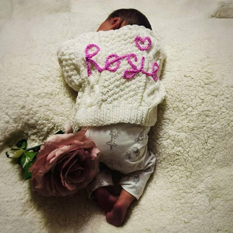 0-3 Monate Personalisierte Baby Strickjacke Sofort Versandfertig, Handgestickte Namens Strickjacke, Neues Geschenk, Handgemachte Namen von LovelyLittleCardis