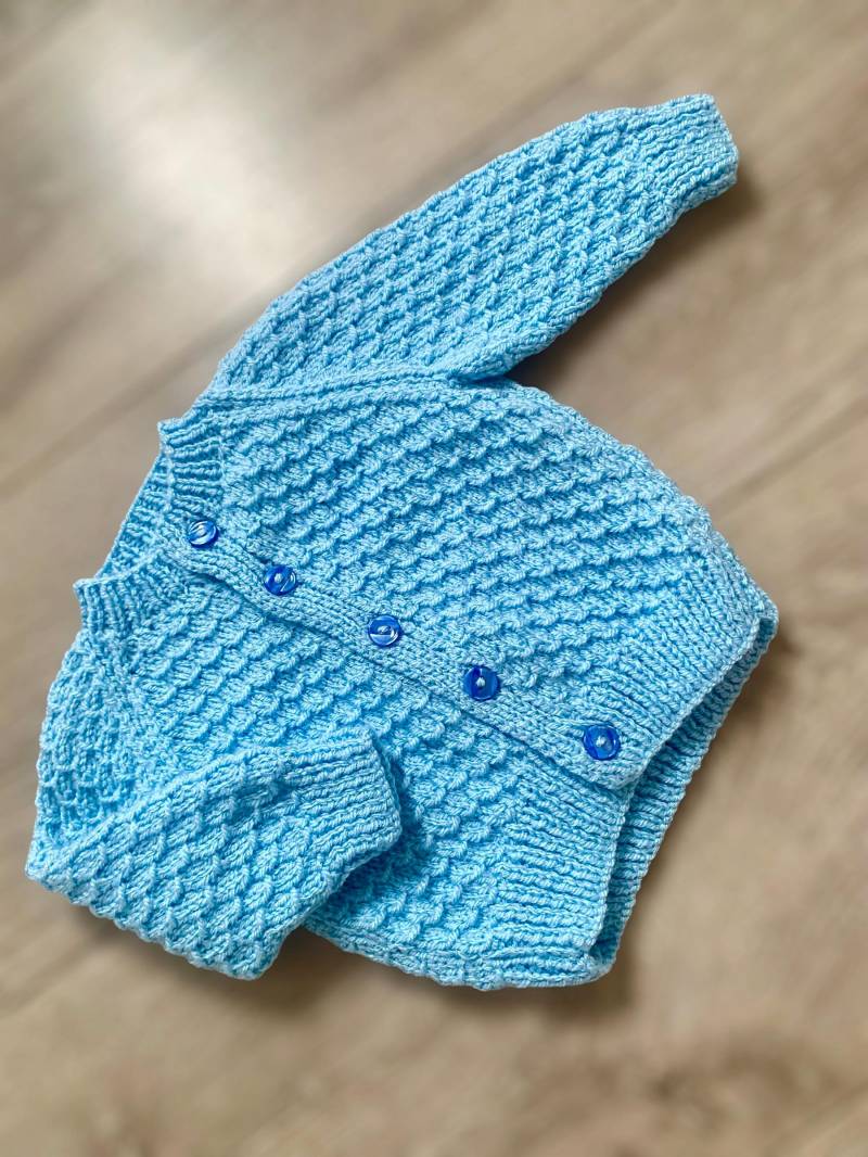 Handgefertigte 0-3 Monate Personalisierte Baby Strickjacke, Gestickter Name von LovelyLittleCardis
