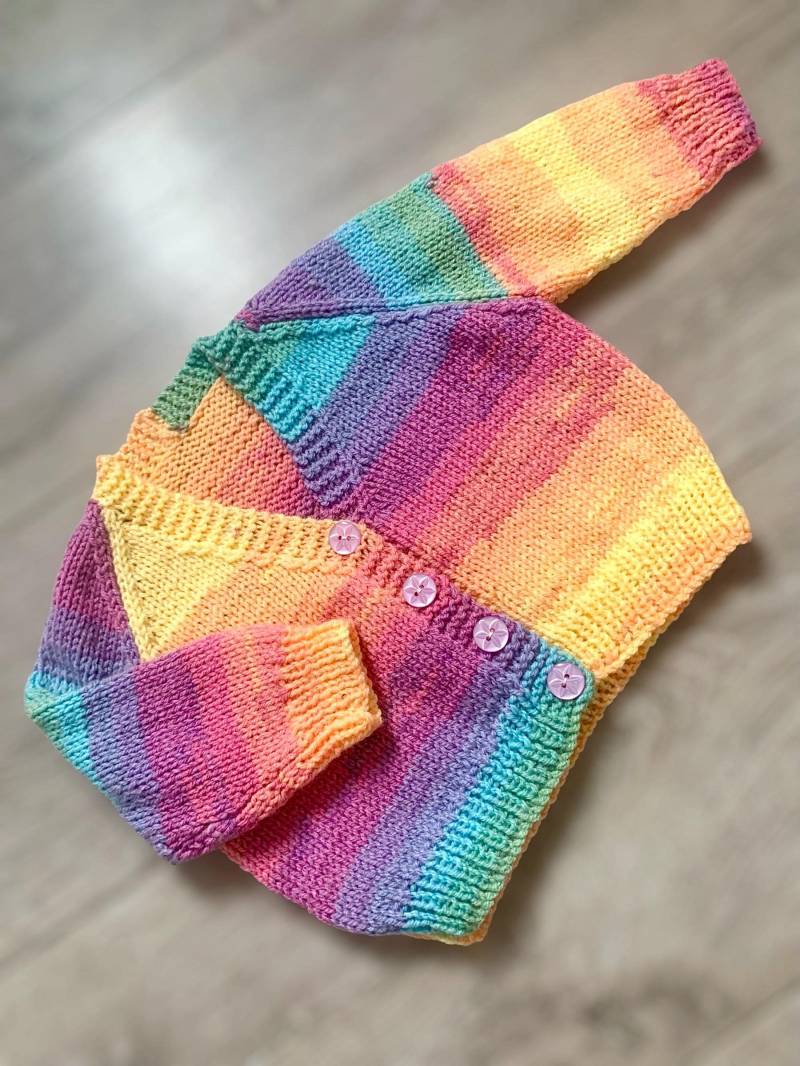 Handgestrickte Baby Strickjacke 6-9 Monate von LovelyLittleCardis