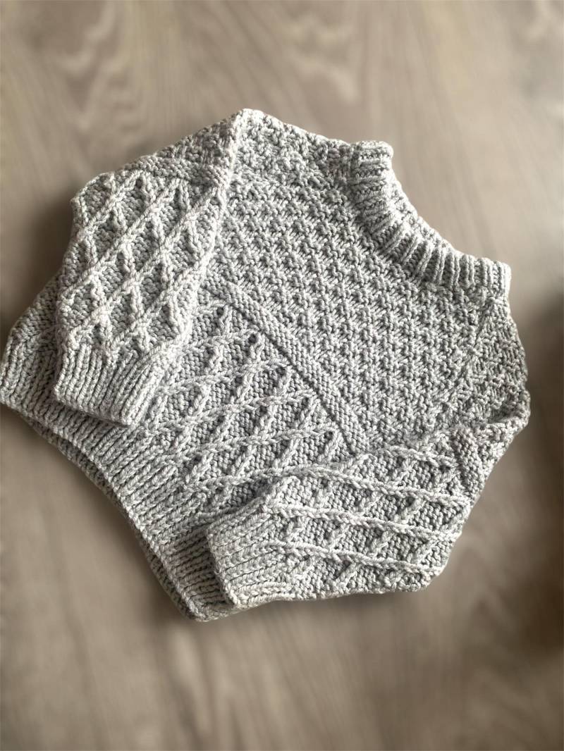 9-12 Monate Personalisierter Babypullover Bereit Zum Versand, Handgestickter Namenspullover, Neues Babygeschenk, Handgemachter Babynamenpullover von LovelyLittleCardis