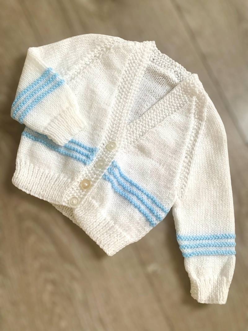 Neugeborene Personalisierte Baby-strickjacke, Hand Bestickte Handgefertigte Neues Babygeschenk, Geschenke Für Neue Mütter von LovelyLittleCardis