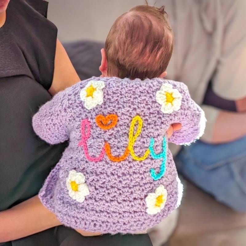 Personalisierte Blumen Baby Kinder Name Strickjacke, Handgemachte Nach Hause Kommen Outfit, Neues Geschenk von LovelyLittleCardis
