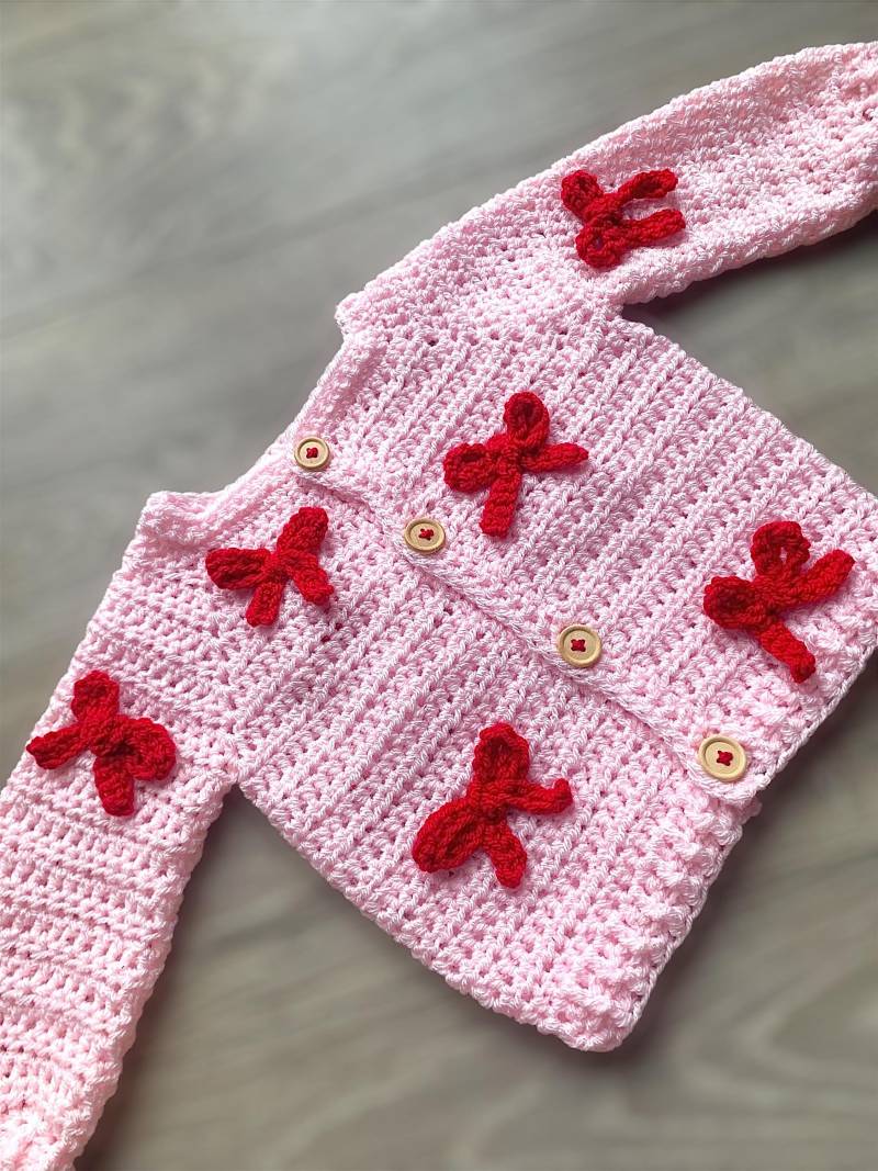 Personalisierte Hand Gestickte Baby Name Strickjacke Mit Schleifen, Neues Mädchen Geschenk, Handgemachte Benutzerdefinierte Strickjacke, Erstes von LovelyLittleCardis