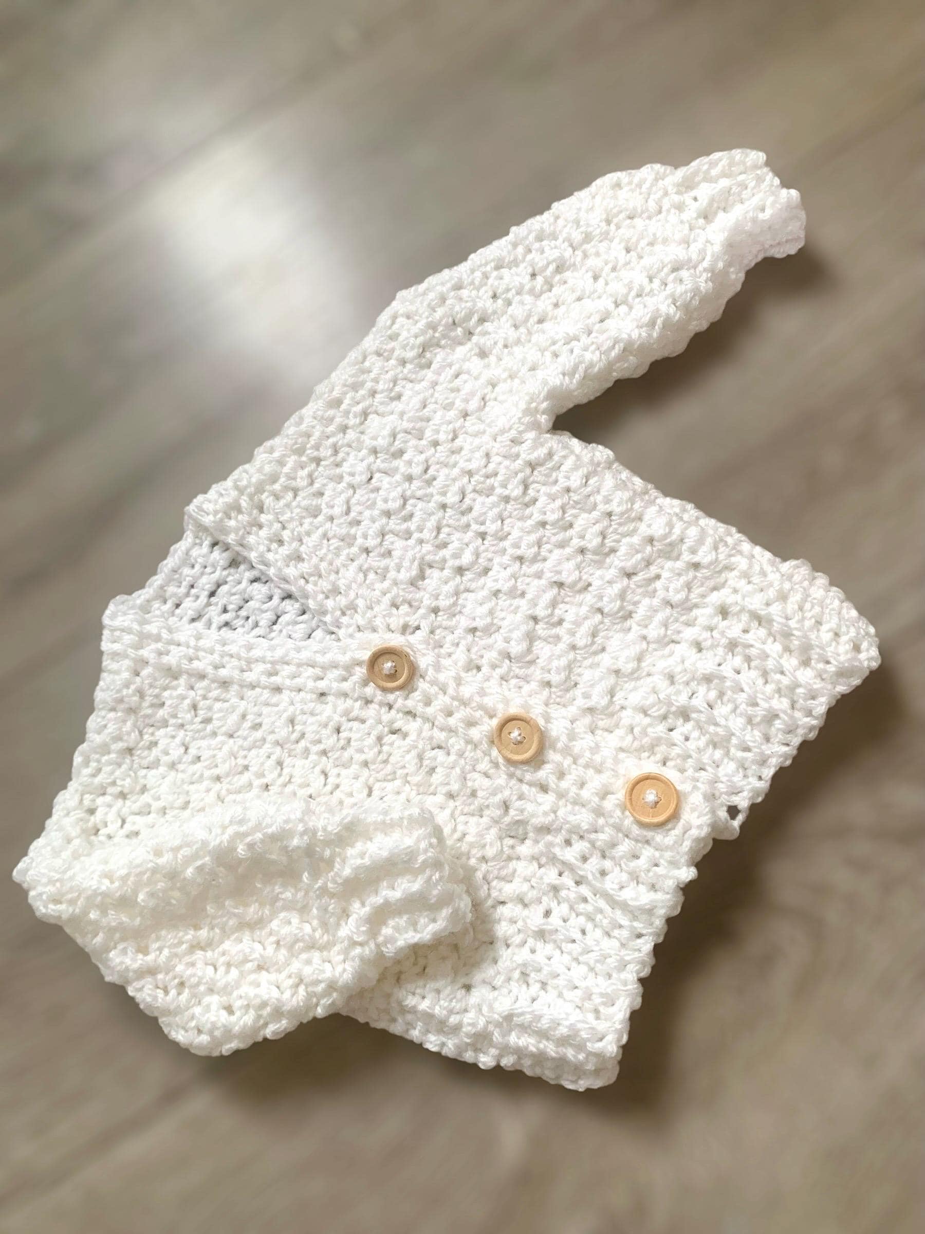 Personalisierte Handbestickte Baby Strickjacke, 3-6 Monate von LovelyLittleCardis
