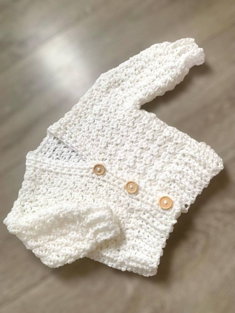 Personalisierte Handbestickte Baby Strickjacke, 3-6 Monate von LovelyLittleCardis