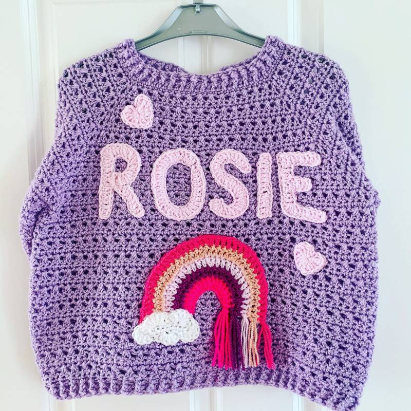 Personalisierte Kinder/Baby Strickjacke | Personalisierte Gestrickte Regenbogen Mädchen Geschenk Neues Babygeschenk von LovelyLittleCardis