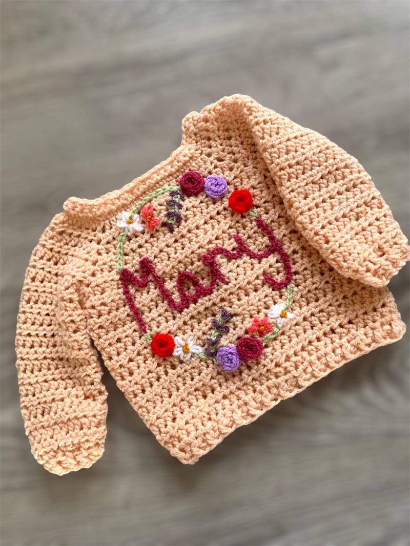 Personalisierter Handgestickter Baby Pullover, Neues Geschenk Andenken, Nach Hause Kommen Outfit, Handgemachter Erstes Geburtstagsgeschenk von LovelyLittleCardis