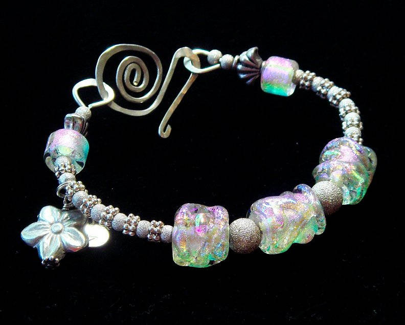Dichroic Art Glas Armband - Sterling Silber & Bali Großer Armreif, Lavendel Eiskönigin- Dee Howl Dichro Lampwork, Erbstück Dichroic Art Glas Armband - Sterling Silber & Bali Großer Armreif, Lavendel Eiskönigin- Dee Howl Dichro Lampwork, Erbstück von LovelyLuxeJewels