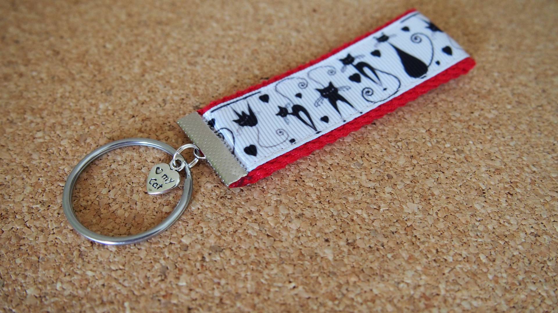 Handgemachter Katzen Schlüsselanhänger Band Schlüsselanhänger Mit Herz Anhänger Handgemachter Katzen Schlüsselanhänger Band Schlüsselanhänger Mit Herz Anhänger von LovelyPerfectStyle