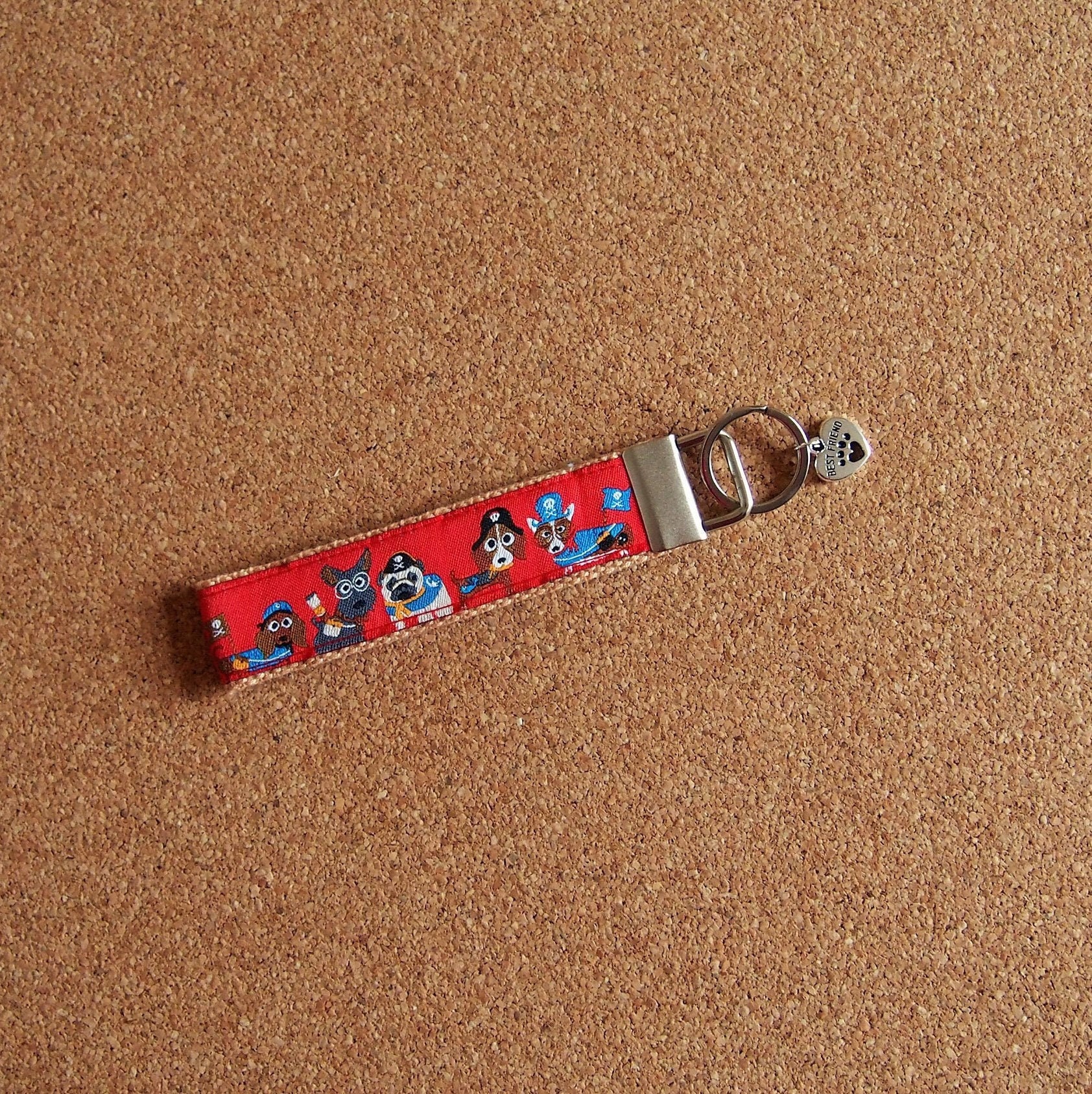 Hunde Schlüsselanhänger Handgefertigter Band Schlüsselanhänger Mit Herz Anhänger Hunde Schlüsselanhänger Handgefertigter Band Schlüsselanhänger Mit Herz Anhänger von LovelyPerfectStyle