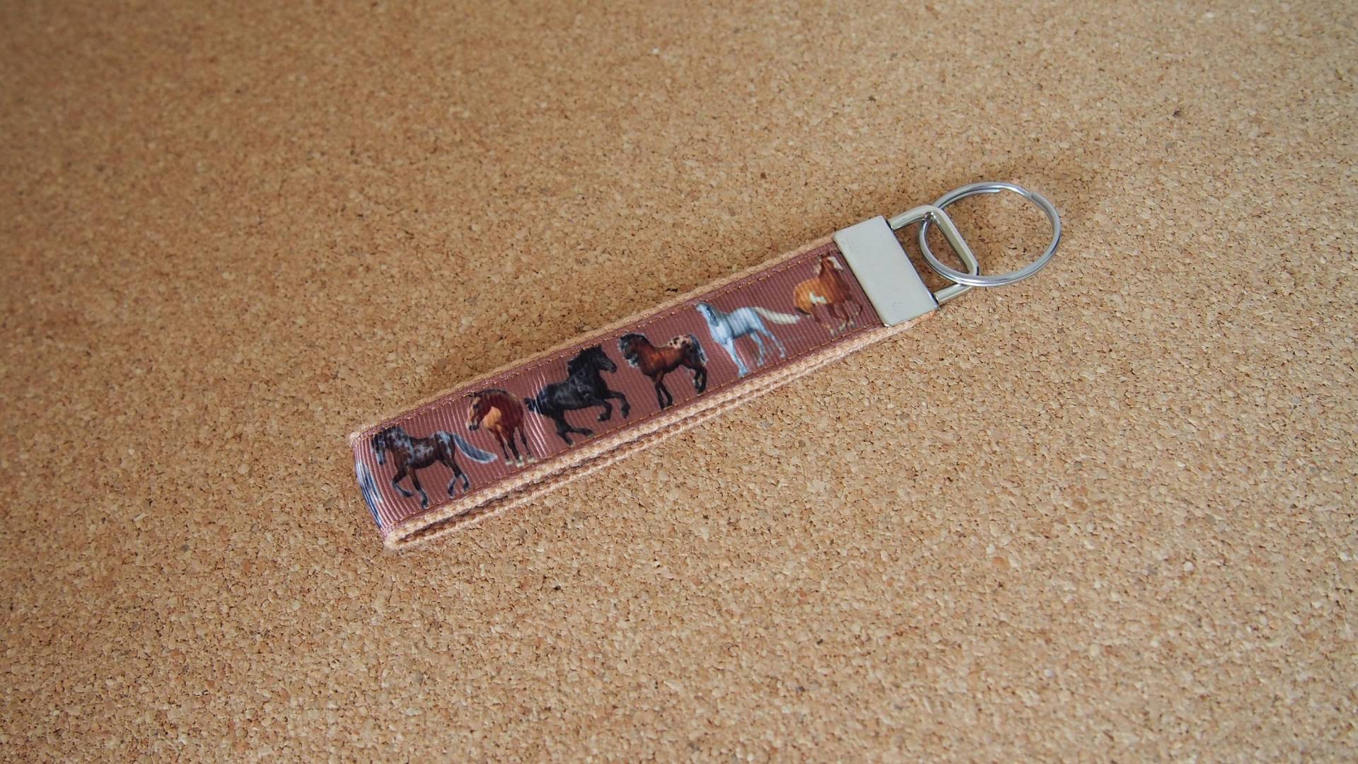 Pferd Schlüsselanhänger Handgemachter Schlüsselanhänger, Geschenk Für Pferdeliebhaber Pferd Schlüsselanhänger Handgemachter Schlüsselanhänger, Geschenk Für Pferdeliebhaber von LovelyPerfectStyle