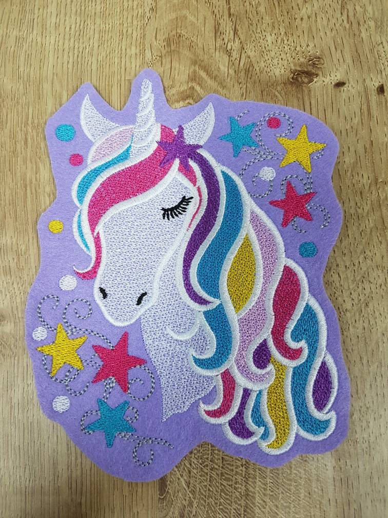 Applikation Einhornkopf Mit Bunter Mähne Und Sternen Auf Flieder Farbigem Stickfilz Zum Aufnähen Oder Aufbügeln von LovelyPresentsShop
