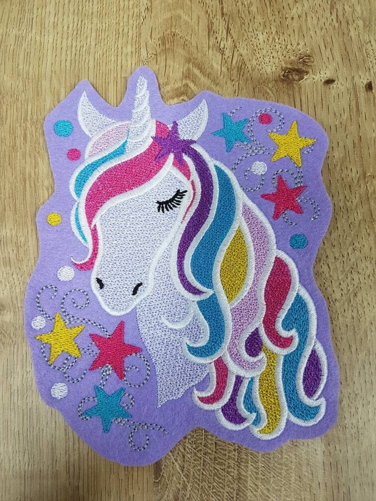 Applikation Einhornkopf Mit Bunter Mähne Und Sternen Auf Flieder Farbigem Stickfilz Zum Aufnähen Oder Aufbügeln von LovelyPresentsShop