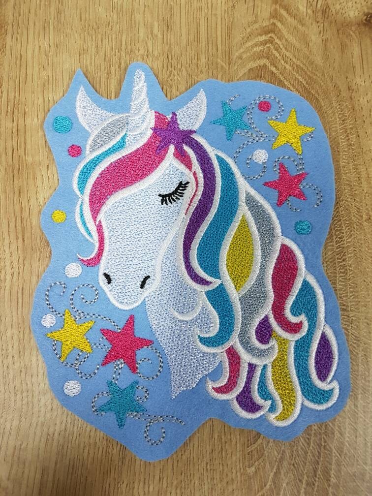 Applikation Einhornkopf Mit Bunter Mähne Und Sternen Auf Hellblauem Stickfilz Zum Aufnähen Oder Aufbügeln von LovelyPresentsShop