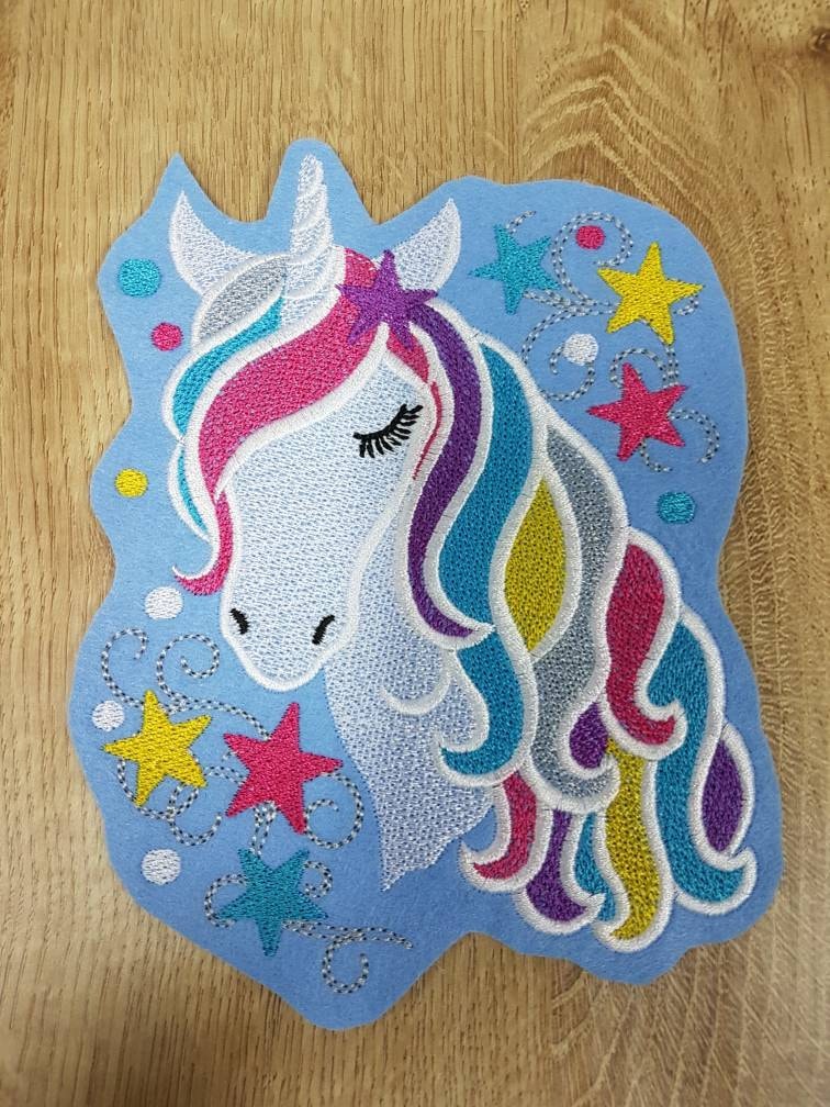 Applikation Einhornkopf Mit Bunter Mähne Und Sternen Auf Hellblauem Stickfilz Zum Aufnähen Oder Aufbügeln von LovelyPresentsShop