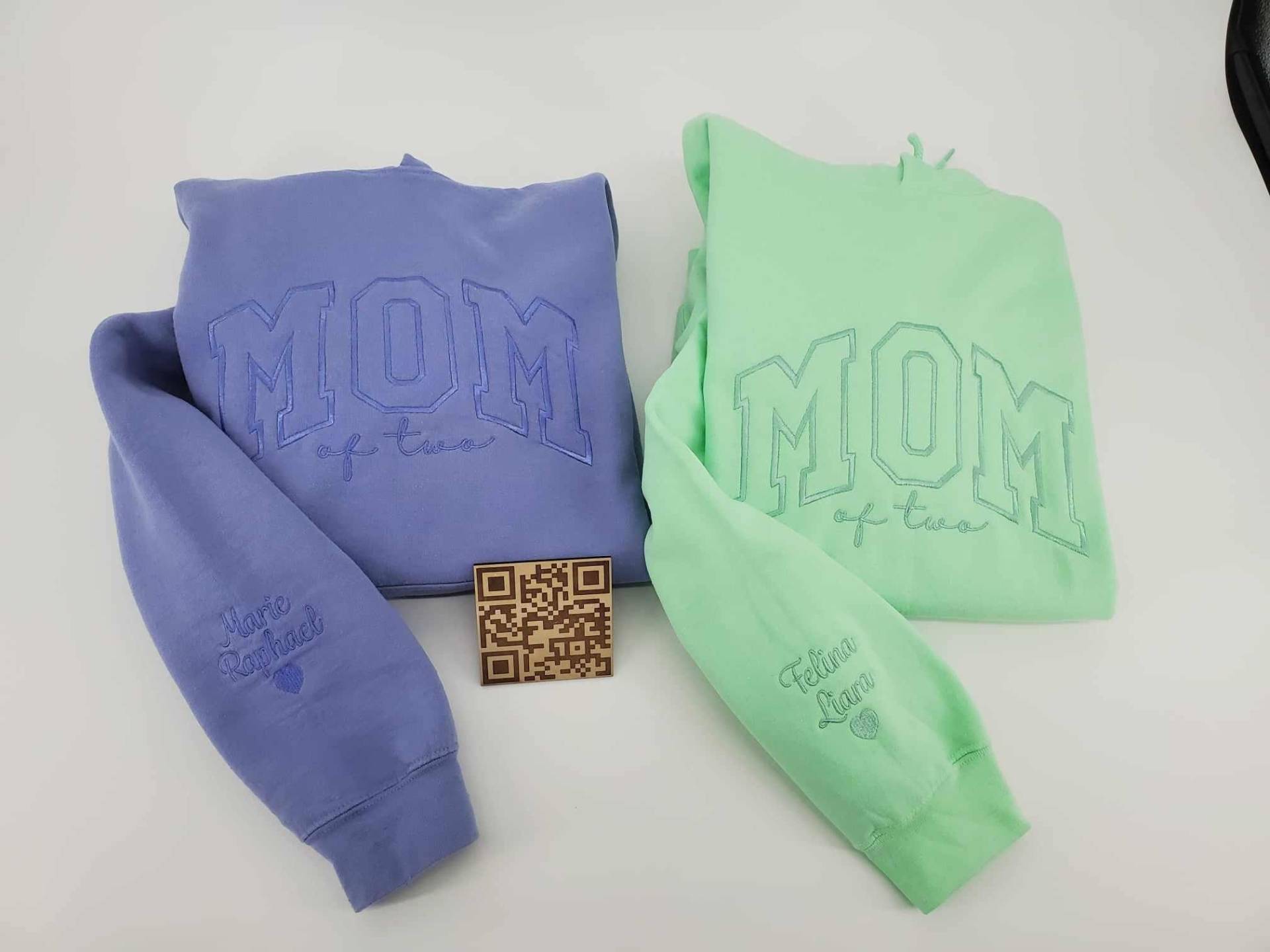 Mom-Hoodie, Mom Of Two, Tree... Personalisiert Mit Kindernamen Auf Dem Ärmel, Hochwertig Bestickt, Individuell Anpassbar von LovelyPresentsShop