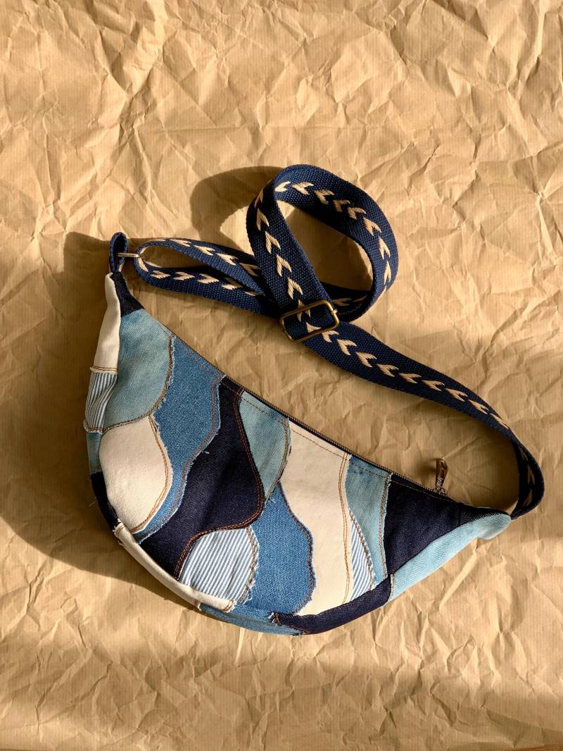 Alltagstaugliche Upcycling Moon Bag Luna Aus Denim Und Canvas Alltagstaugliche Upcycling Moon Bag Luna Aus Denim Und Canvas von LovelySewStory