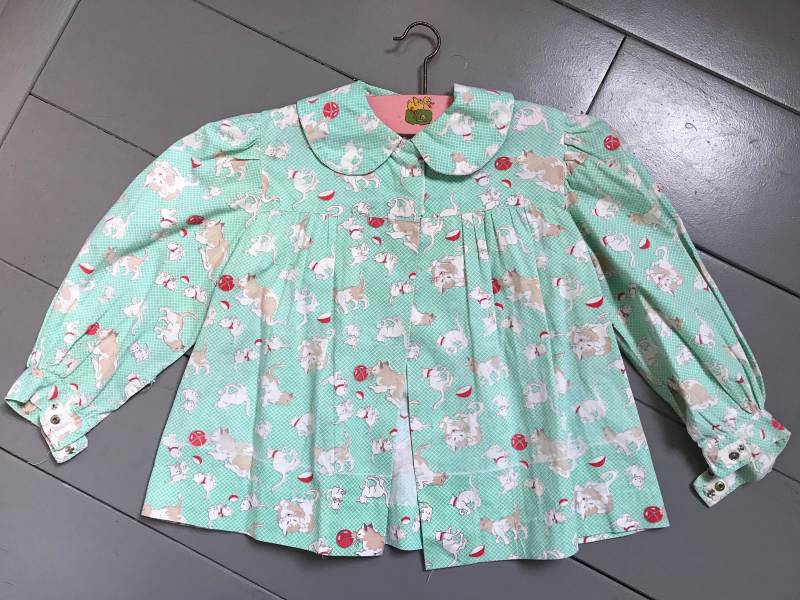 1950Er Jahre Mint Grüne Kätzchen Druck Kittel Bluse B Peter-Pan-Kragen, Mädchen Vintage, 18M - 2 von LovelyTingsVintage