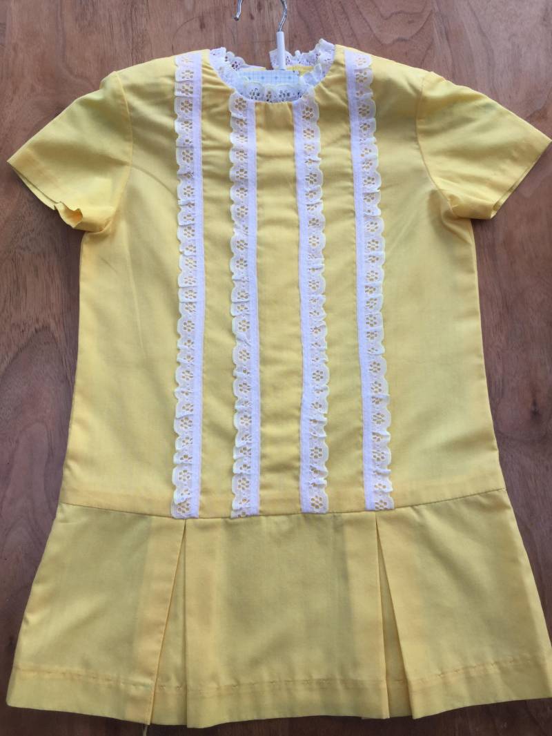 1960Er Jahre Kleine Mädchen Drop-Taille Kleid in Bandeau Gelb Mit Spitze Trim Alter 2 Jahre, Original Vintage von LovelyTingsVintage