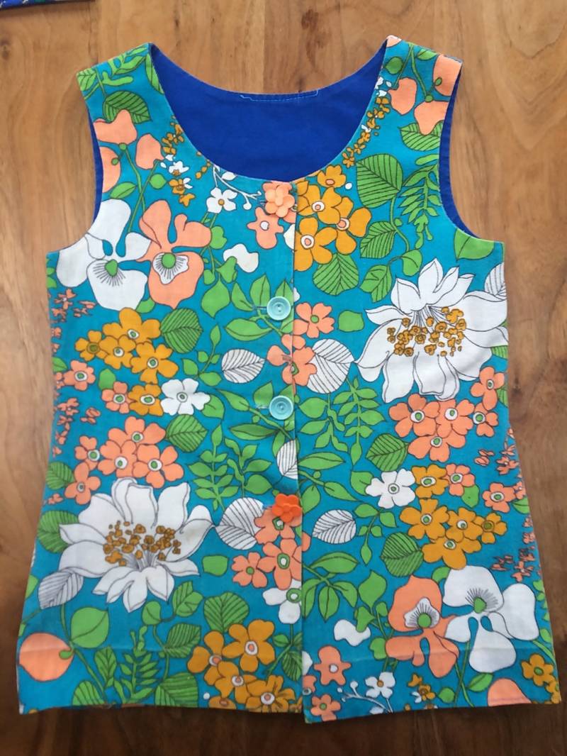 1960Er Jahre Tunika Verschiebung Kleid Mädchen Drucken 3-4 Blumen Wunderschöne Knöpfe Wunderbare Zustand von LovelyTingsVintage