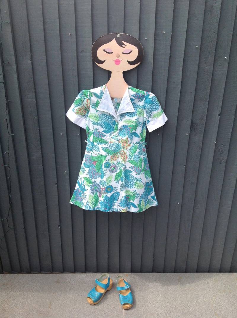 50Er Jahre Sommerkleid in Grün Mit Blumenmuster, Britisch Made, 7 - 9 Mädchen Vintage, Schärpe Fehlt von LovelyTingsVintage