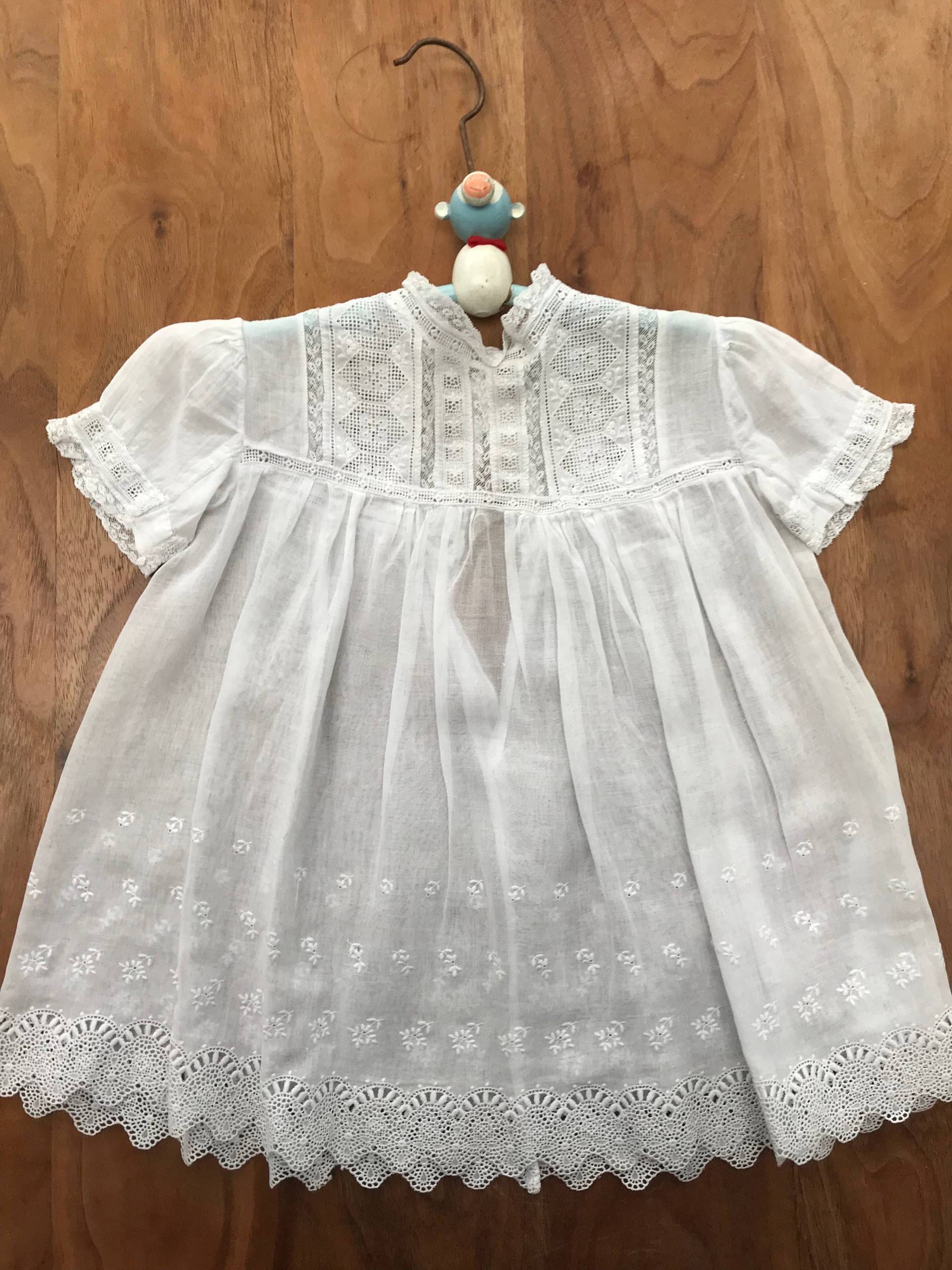Atemberaubenden Zarten Vintage Spitze Babykleid, Perfekt Für Eine Taufe, Weiß, 0 - 12 Monate von LovelyTingsVintage