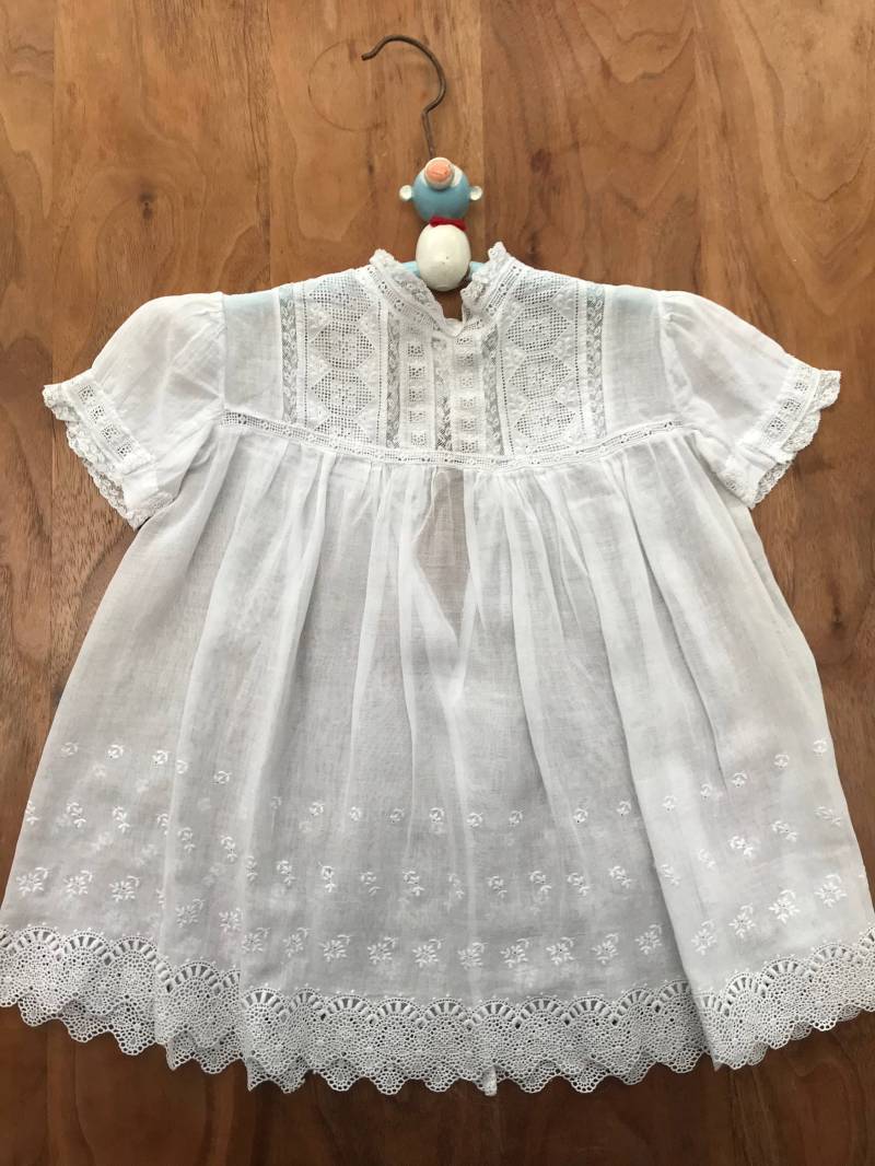 Atemberaubenden Zarten Vintage Spitze Babykleid, Perfekt Für Eine Taufe, Weiß, 0 - 12 Monate von LovelyTingsVintage