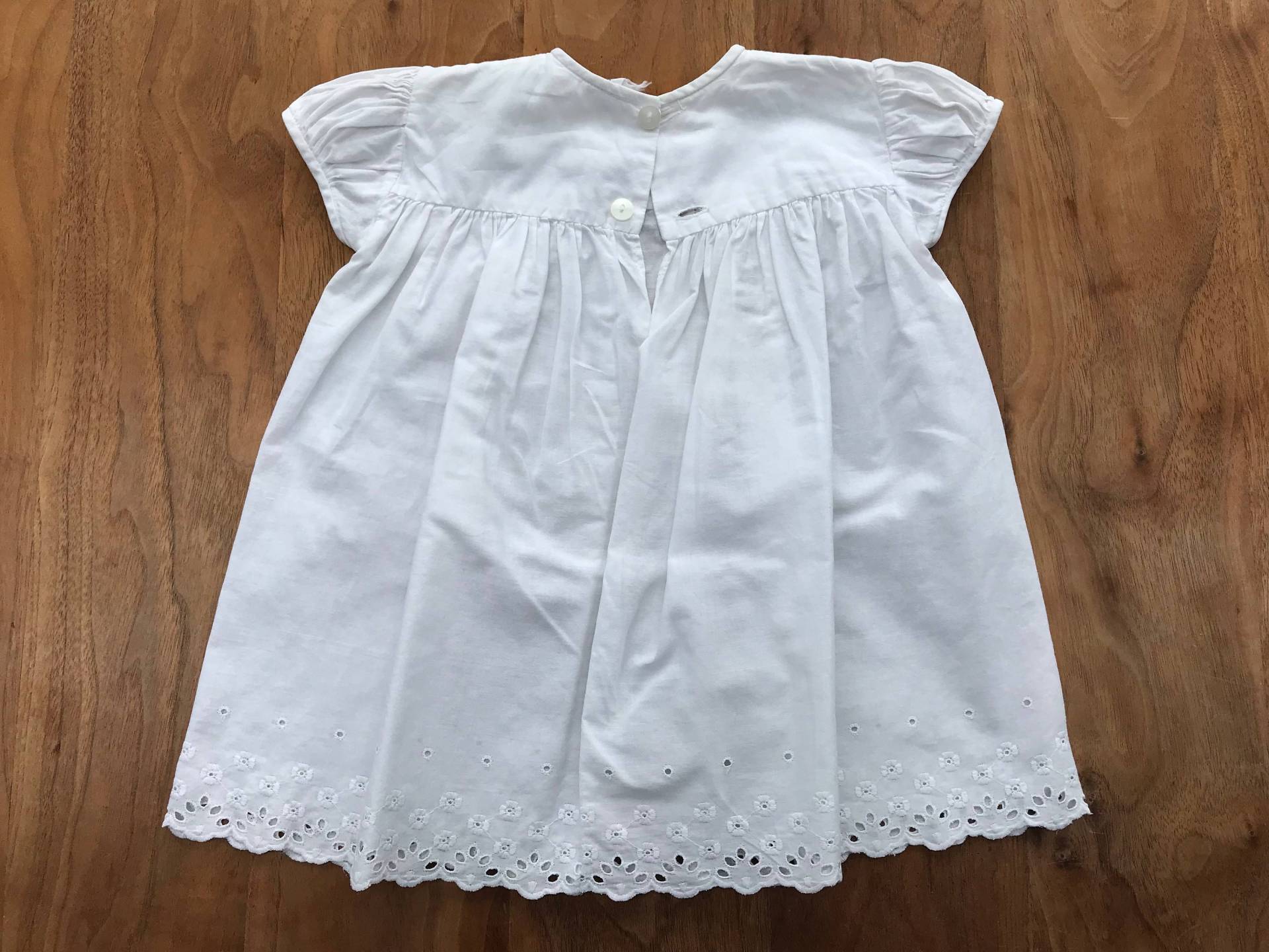 Baby Jahrgang Weiß Lochstickerei Anglaise Oben, 18M - Bestickt 2 Jahre, Mit Blumen Raucher von LovelyTingsVintage