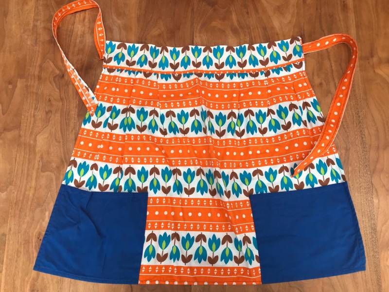 Blumen Tulpe Schürze Schürze, Vintage Mädchen 5-8 Jahre, Orange Blau Weiß Blumen Tulpe Schürze Schürze, Vintage Mädchen 5-8 Jahre, Orange Blau Weiß von LovelyTingsVintage